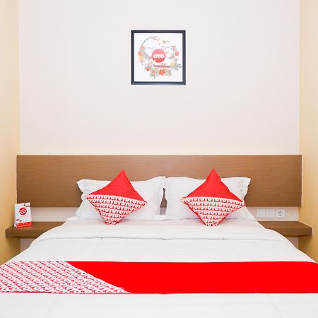 Oyo 379 Grand Mundu Hotel Semarang Bagian luar foto