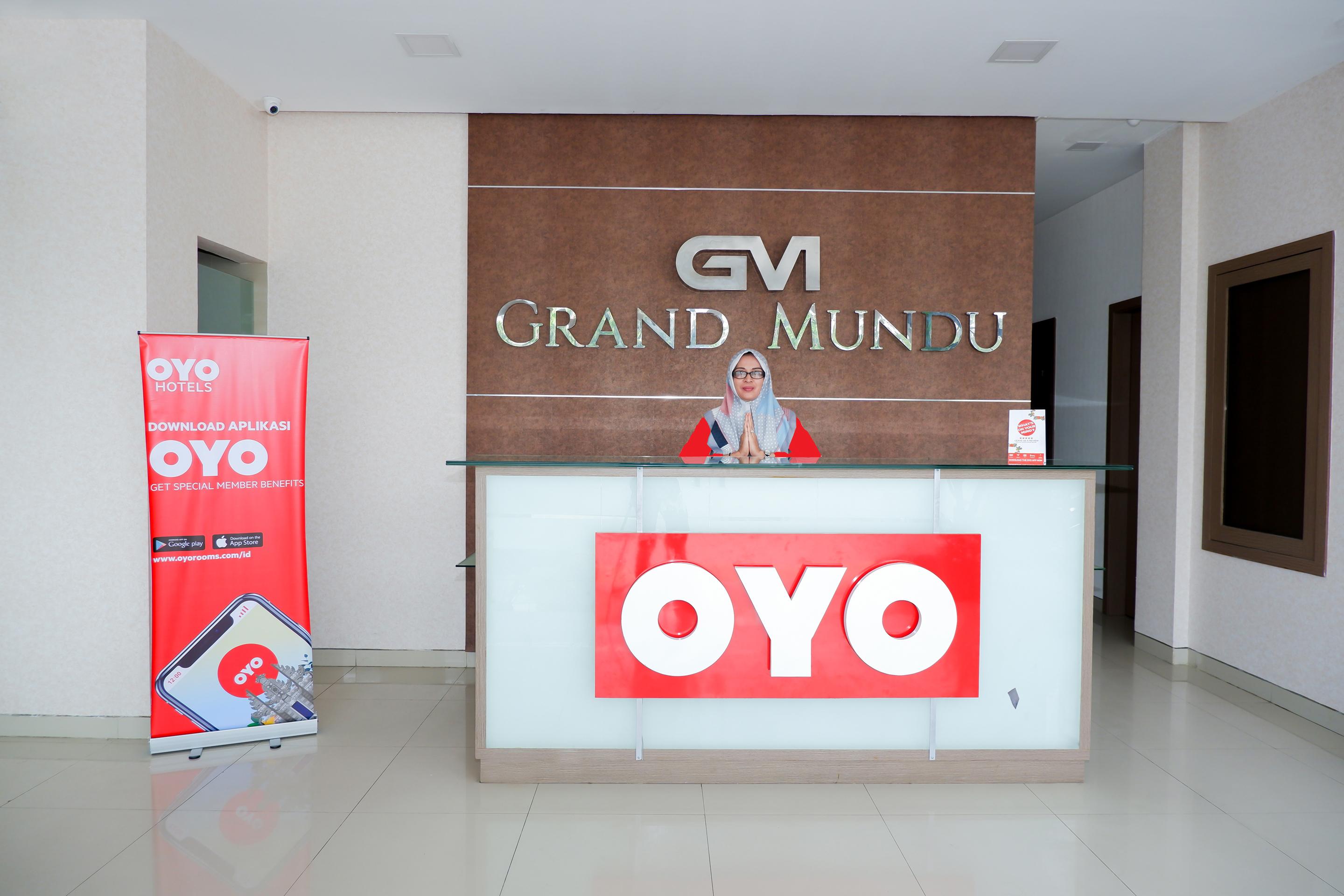 Oyo 379 Grand Mundu Hotel Semarang Bagian luar foto