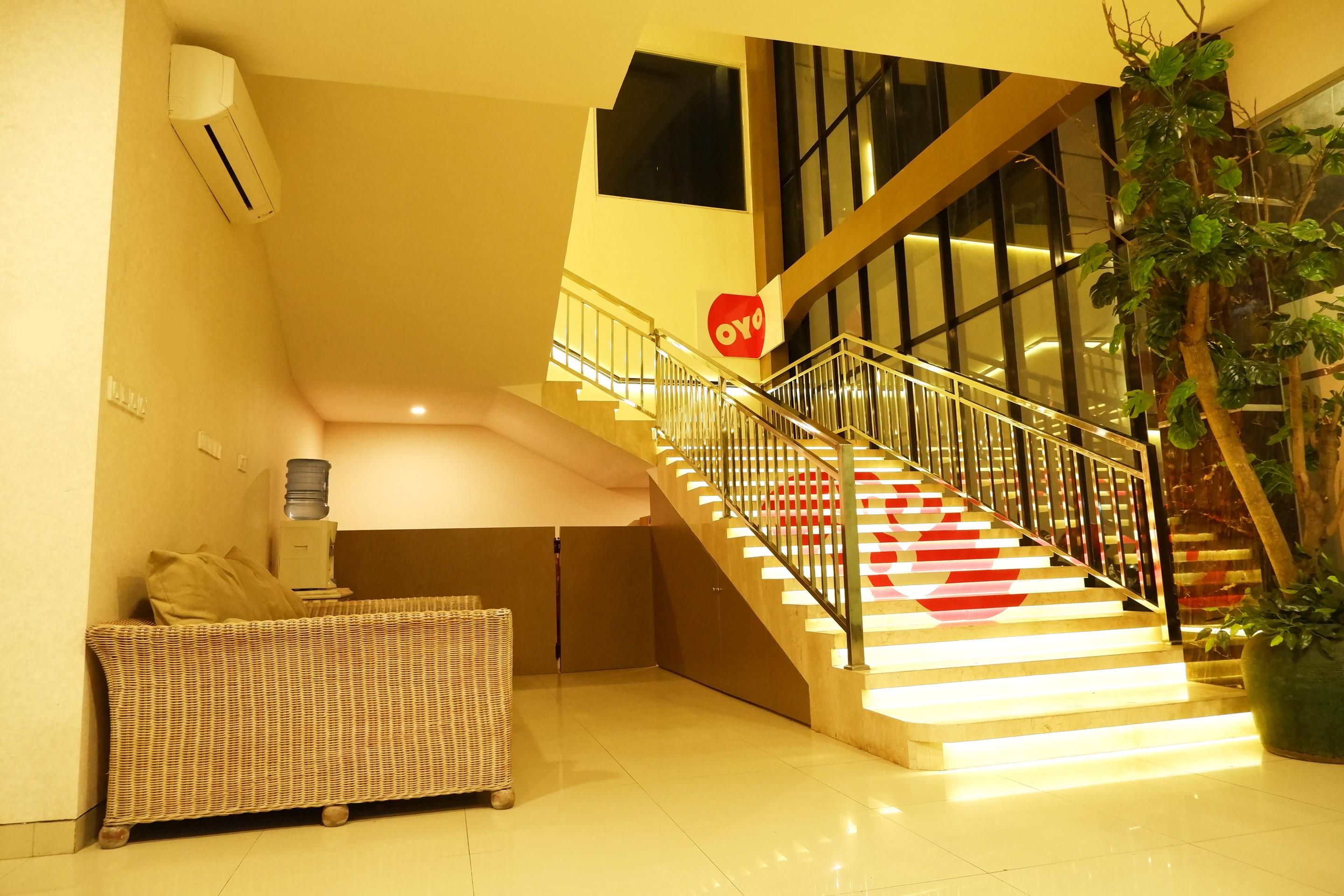 Oyo 379 Grand Mundu Hotel Semarang Bagian luar foto
