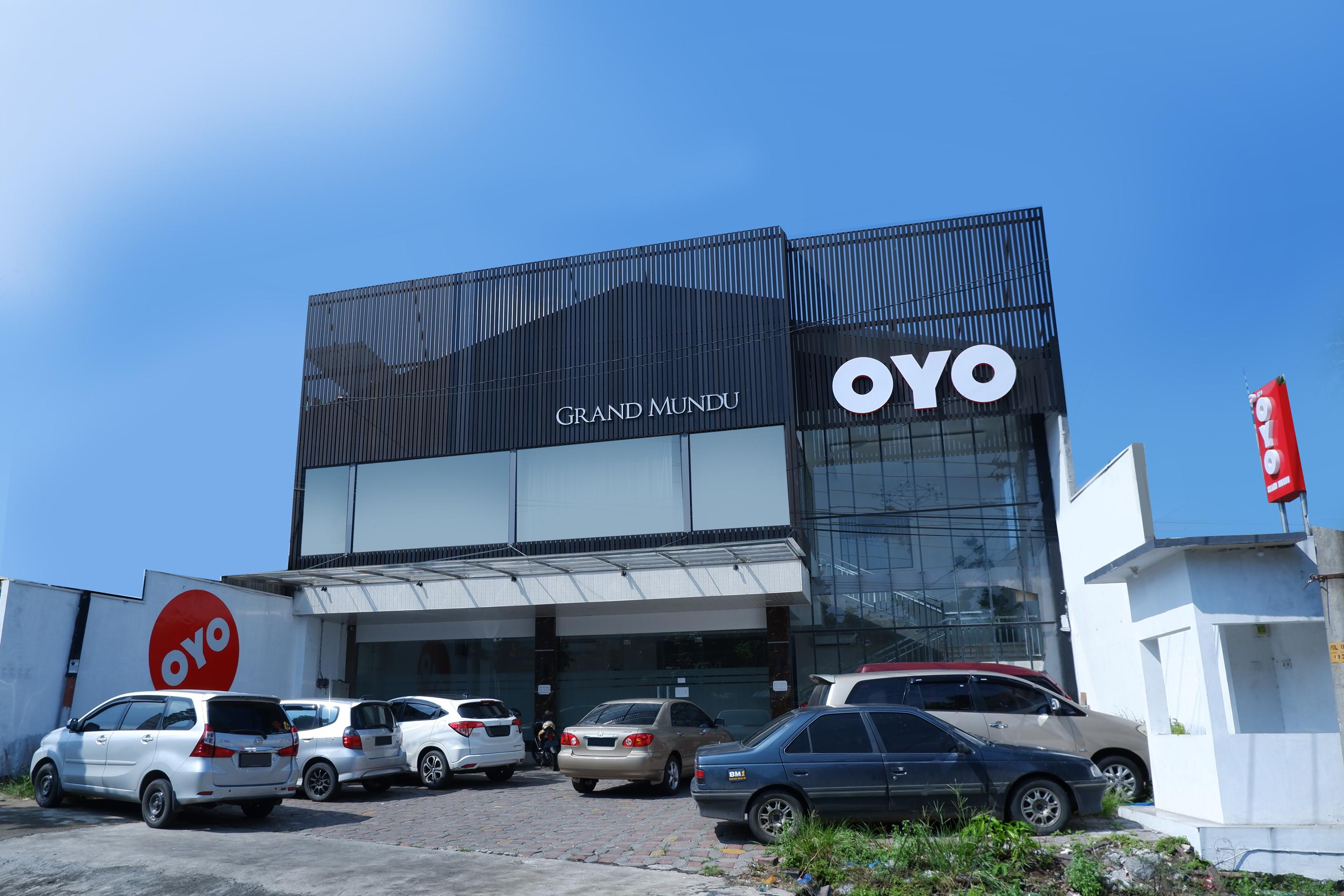 Oyo 379 Grand Mundu Hotel Semarang Bagian luar foto