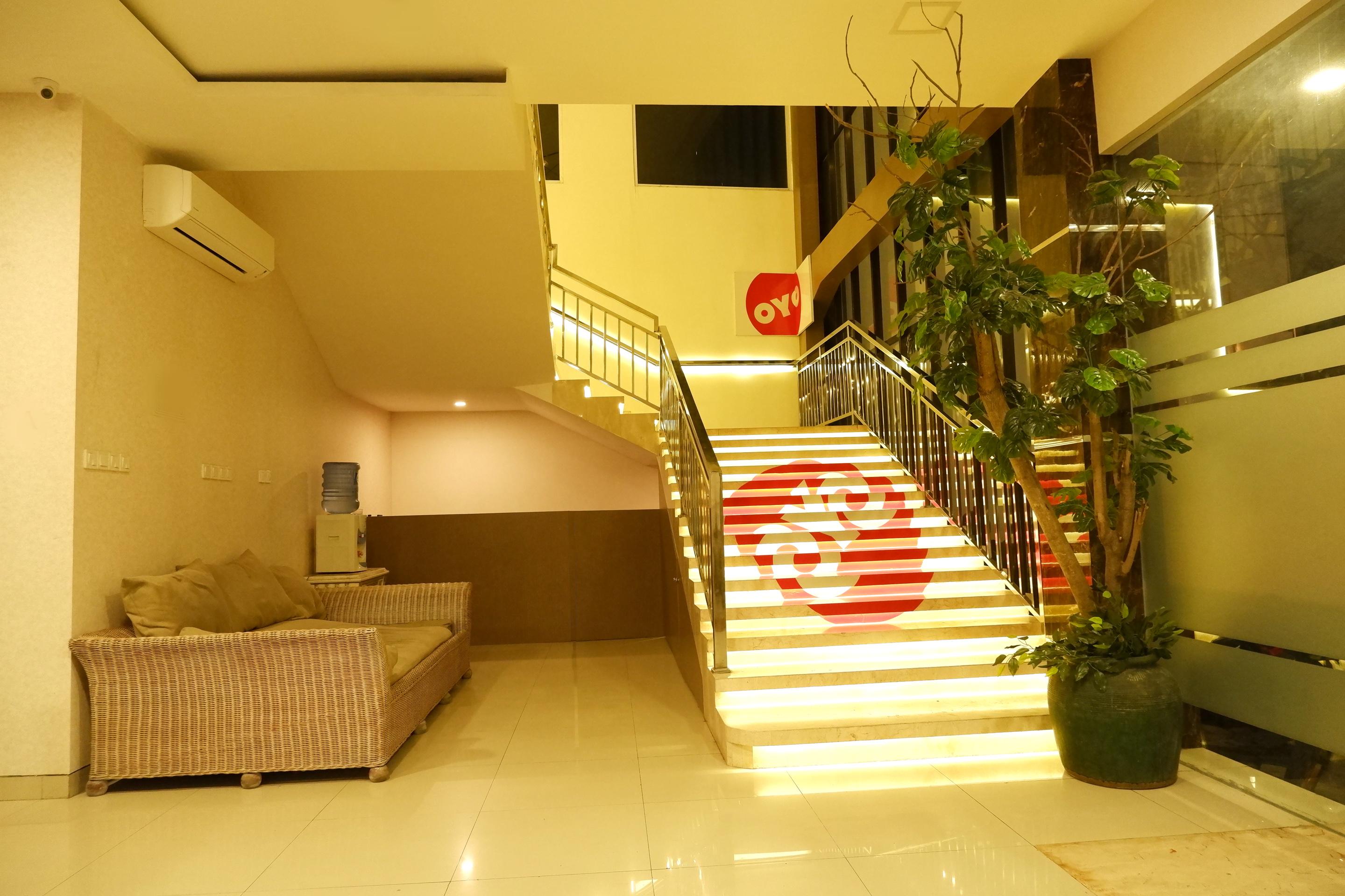 Oyo 379 Grand Mundu Hotel Semarang Bagian luar foto