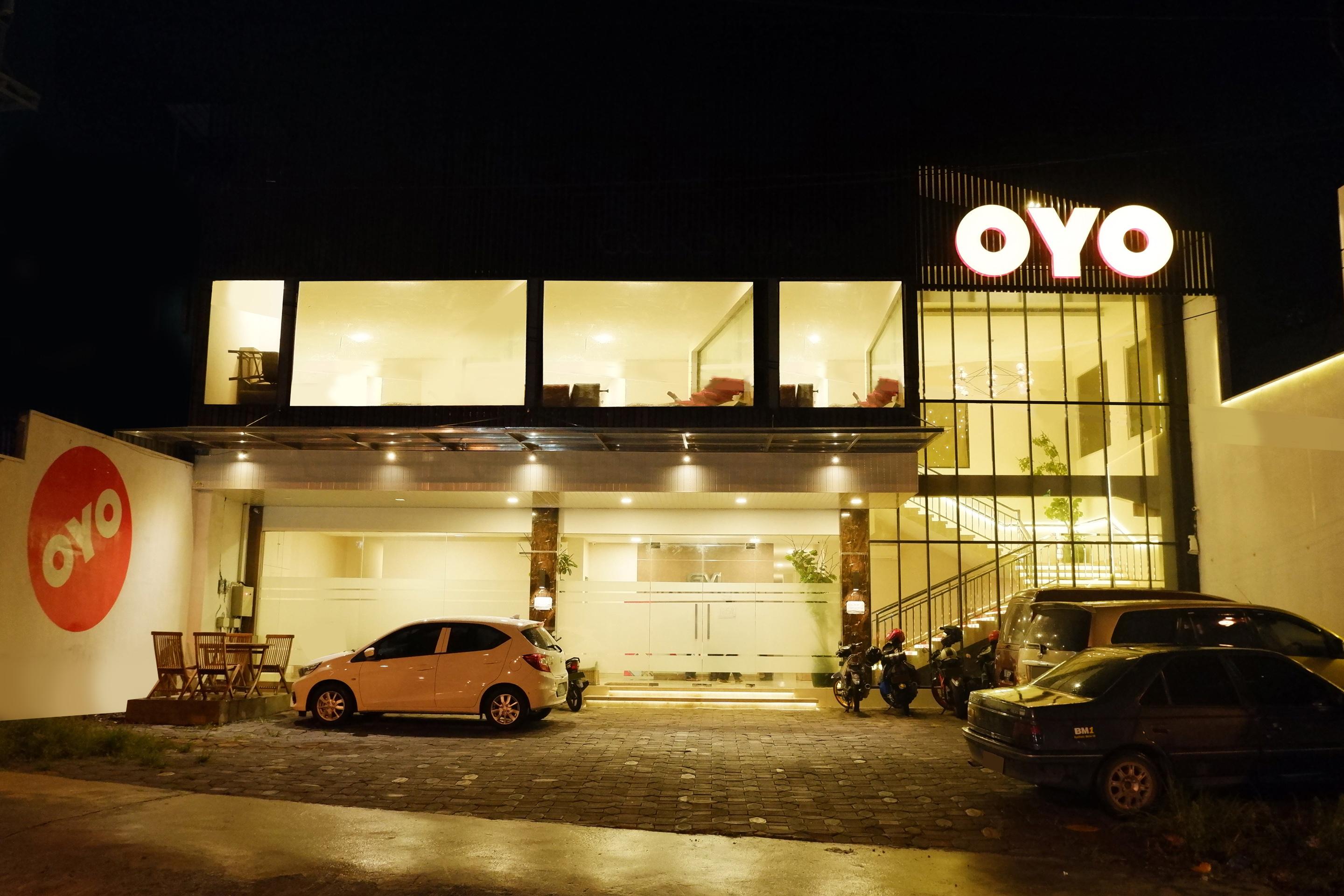 Oyo 379 Grand Mundu Hotel Semarang Bagian luar foto
